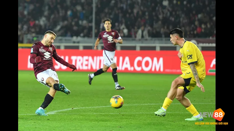 Cầu thủ Parma với sự quyết tâm vượt qua hậu vệ Torino trên sân cỏ