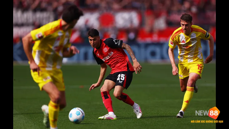 Cầu thủ Bayer Leverkusen chiến đấu gay gắt với cầu thủ Union Berlin để giành quyền kiểm soát bóng Cầu thủ Bayer Leverkusen chiến đấu gay gắt với cầu thủ Union Berlin để giành quyền kiểm…