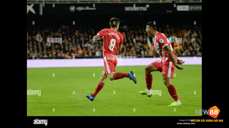 Cầu thủ của Girona đang chiến đấu gay gắt để giành quyền kiểm soát bóng trước hậu vệ của…