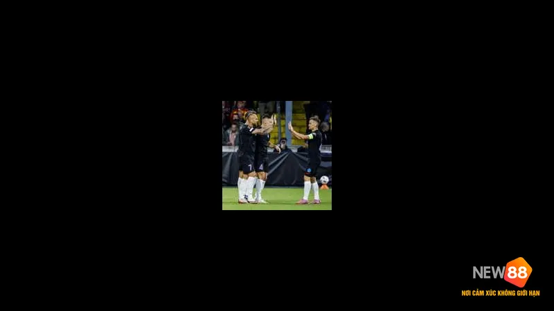 Hậu vệ Panathinaikos dũng cảm ngăn chặn cầu thủ G.A. Eagles tấn công. Hậu vệ Panathinaikos dũng cảm ngăn chặn cầu thủ G.A. Eagles tấn công.